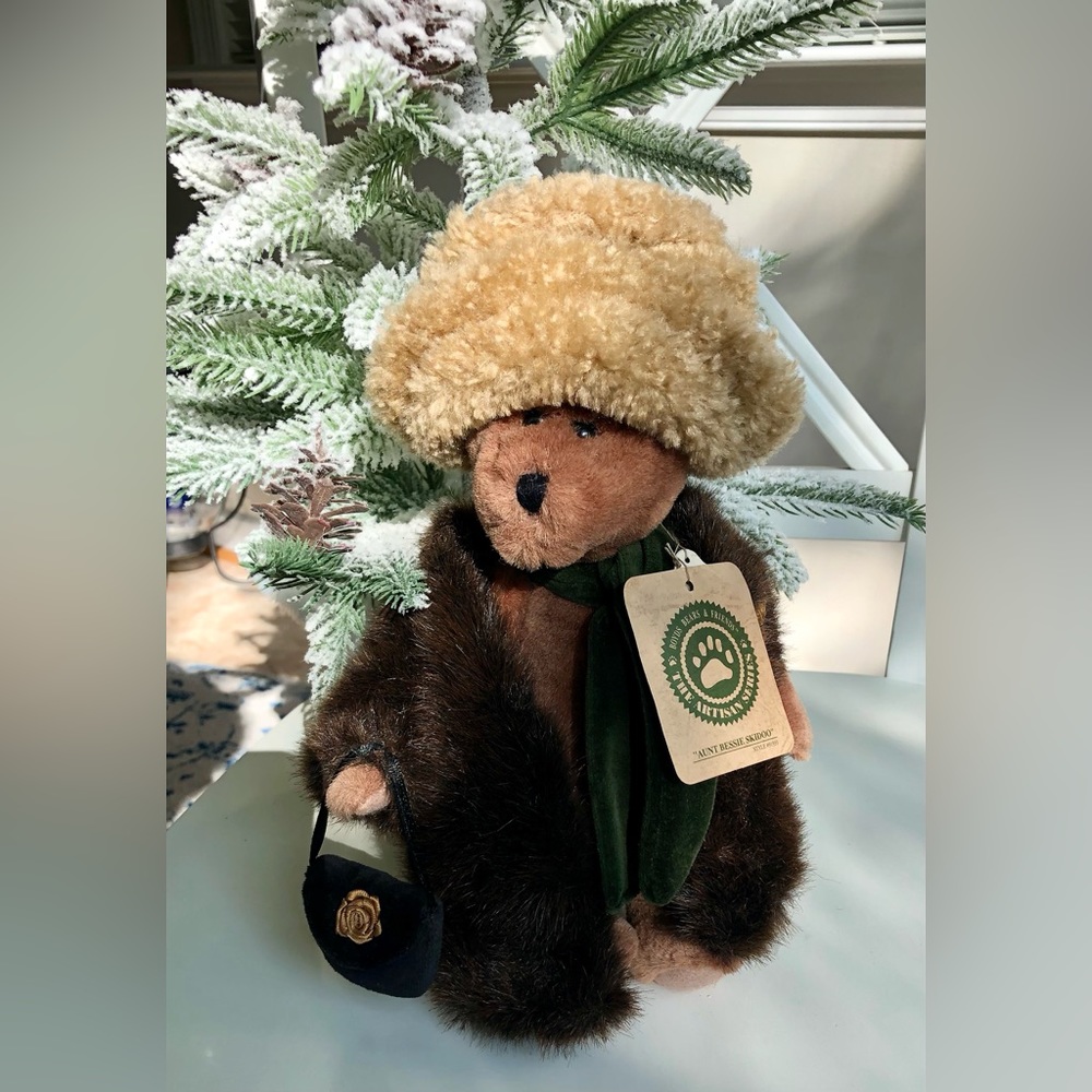 Gen-yoo-wine BOYDS Bears “Aunt Bessie Skidoo”